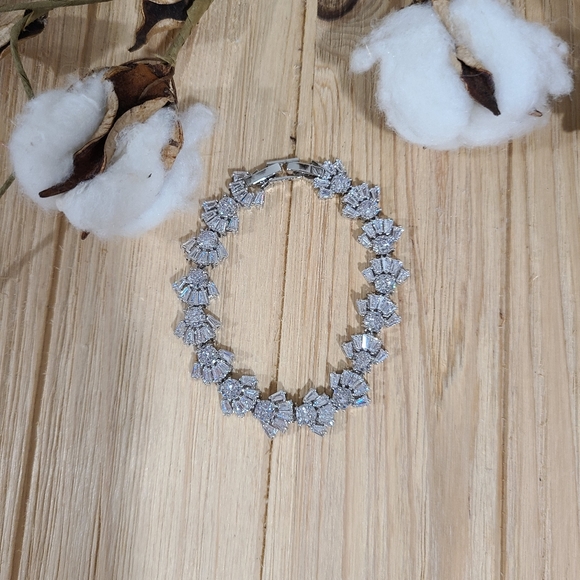 🩶🩶NEW🩶🩶EXQUISITE!! CZ BRACELET IN SILVER 🩶🩶 - Picture 7 of 16